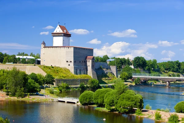 Estonia. Narva. Antigua fortaleza en la frontera con Rusia — Foto de Stock