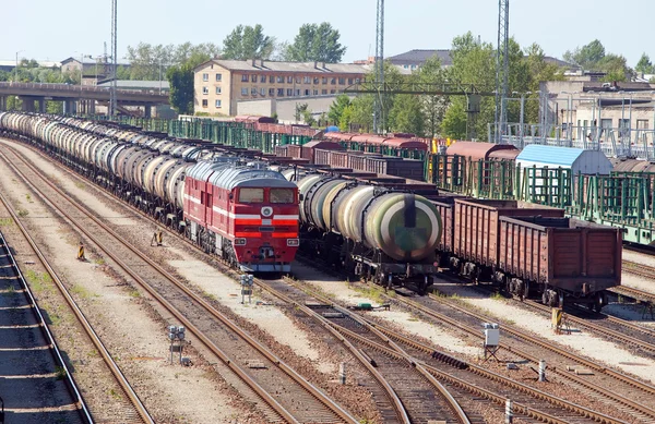 Järnvägsstationen och last tåg. Narva. Estland. — Stockfoto