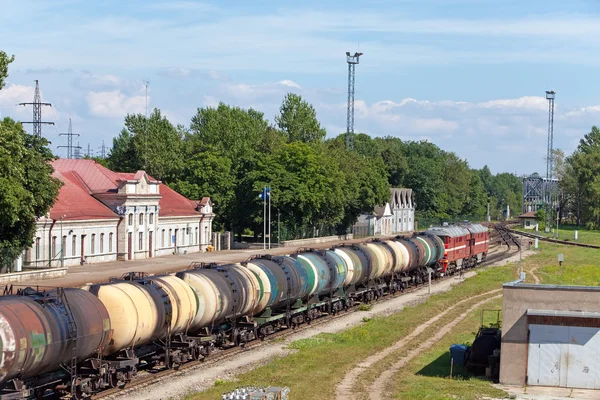 铁路站和货物列车。纳尔瓦。爱沙尼亚. — 图库照片