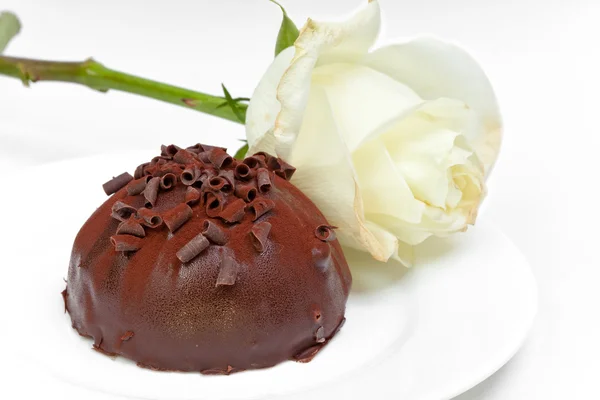 Schokoladenkuchen und weiße Rose — Stockfoto