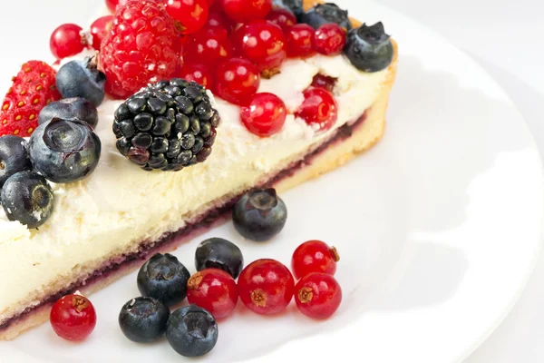 Кусок пирога со свежими ягодами на тарелке — стоковое фото