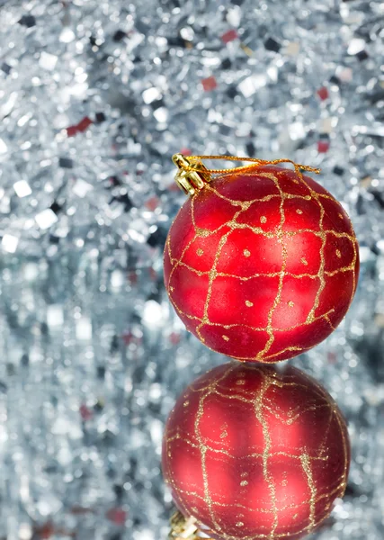 新的一年红的球上抽象的银色背景 — 图库照片