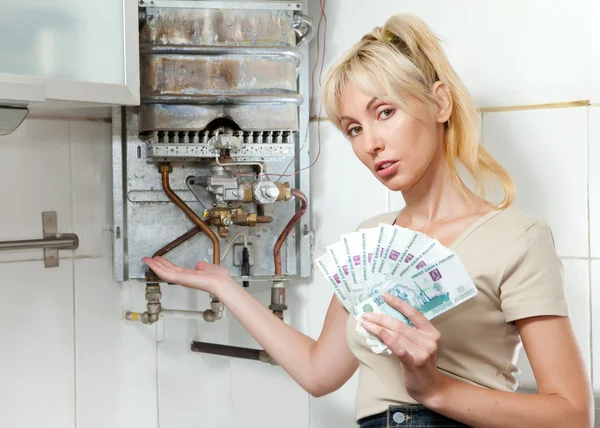 La femme triste la femme au foyer compte de l'argent pour la réparation d'un chauffe-eau au gaz — Photo