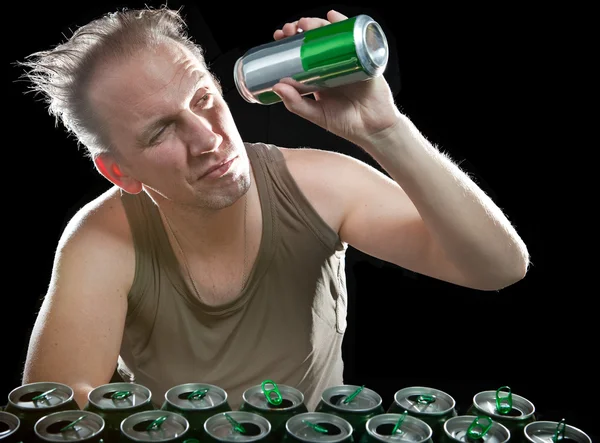 Mannen i en ohälsosam typ efter att druckit dagen innan, före en hög av e — Stockfoto
