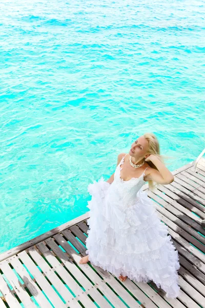 A noiva em uma plataforma de madeira sobre o mar — Fotografia de Stock