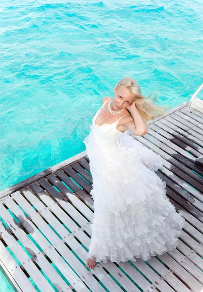 Die Braut auf einer hölzernen Plattform über dem Meer — Stockfoto