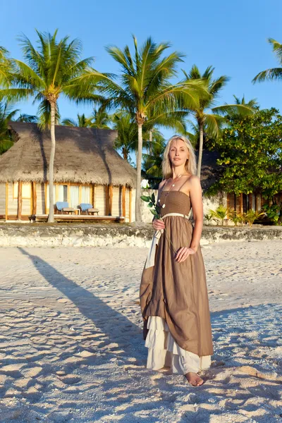 De jonge vrouw in een lange sundress op een tropisch strand. Polynesië. eiland t — Stockfoto
