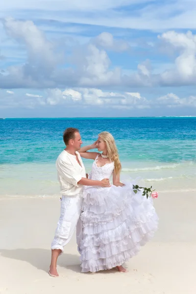 O noivo e a noiva na praia tropical — Fotografia de Stock