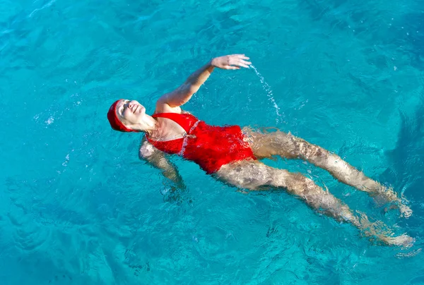 Unga idrottskvinnor simmar — Stockfoto
