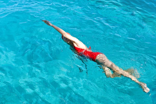 Jonge sportvrouw zwemt — Stockfoto