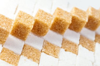 küpleri değil ince kamış şekeri beyaz şeker parçaları üzerinde yalan