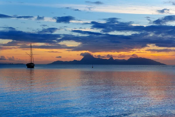 Um pôr do sol sobre o oceano e silhueta de barco e montanha Orohena. Polinésia — Fotografia de Stock