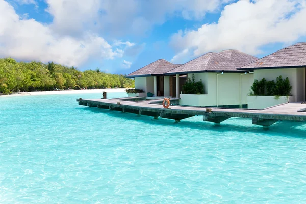 Maledivy. Vila na piloty na vodě — Stock fotografie
