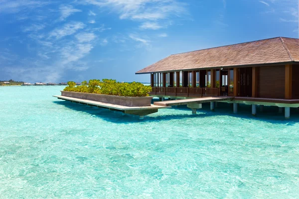 Insel im Ozean, Überwasser-Villa — Stockfoto