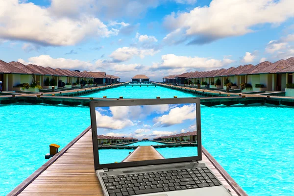 Jalan kayu di atas laut dan laptop dengan gambar pantai — Stok Foto