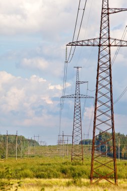 yüksek gerilim hattı sahasındaki elektrik yayınlar