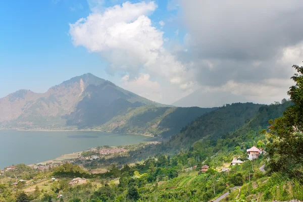 Agung βουνό και ηφαιστειακή λίμνη στο κάτω μέρος. Μπαλί. Ινδονησία — Φωτογραφία Αρχείου