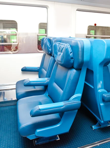 Interior de um comboio de passageiros com bancos vazios — Fotografia de Stock