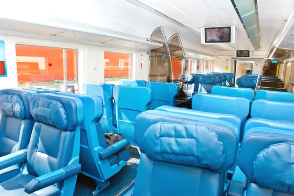Wnętrze pociągu pasażerskiego z pustymi siedzeniami — Zdjęcie stockowe