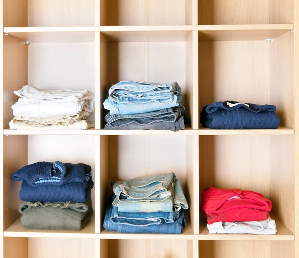 La ropa en los regimientos en el armario —  Fotos de Stock