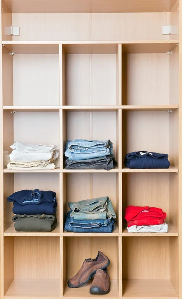 Ezredek a szekrényben a ruhák — Stock Fotó