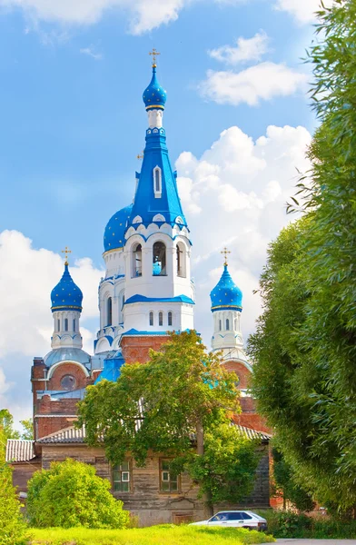 Igreja ortodoxa de Pokrova Bozhiej Materi em Gatchina, Rússia — Fotografia de Stock