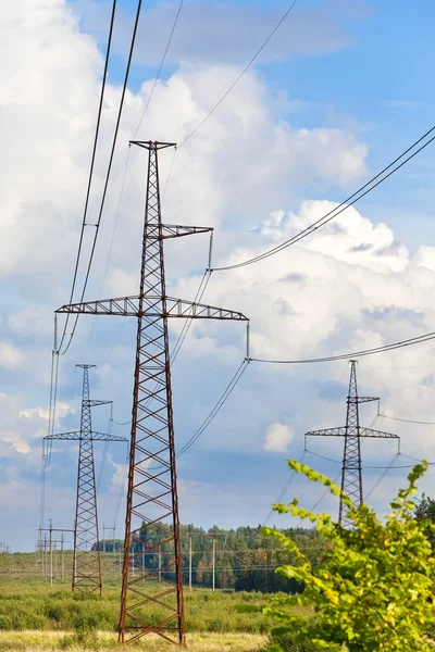 Yüksek gerilim hattı sahasındaki elektrik yayınlar — Stok fotoğraf