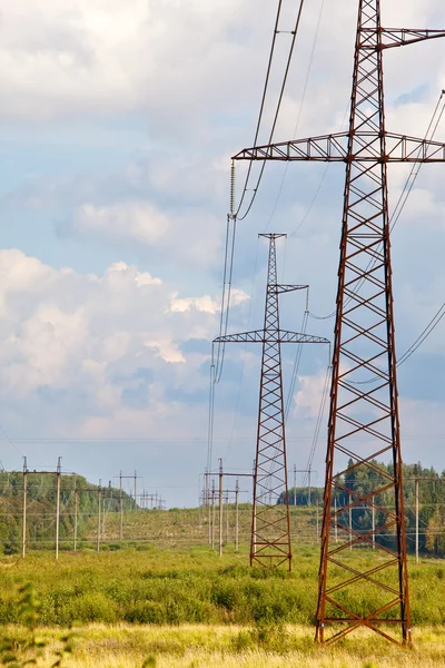 Línea de alta tensión de transmisiones de electricidad en el campo — Foto de Stock