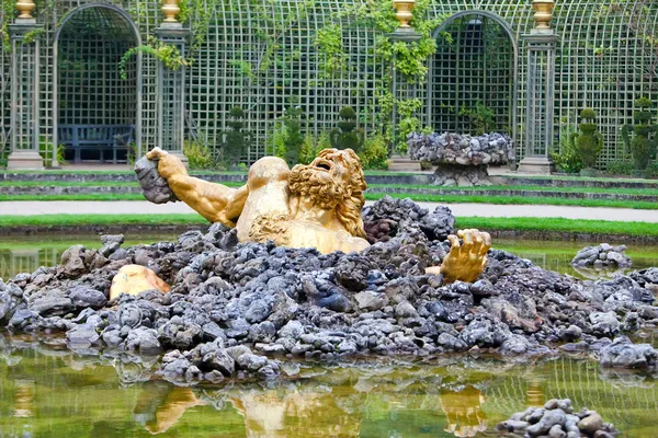 Versailles. Brunnen enkelados (der Riese aus der griechischen Mythologie.) — Stockfoto