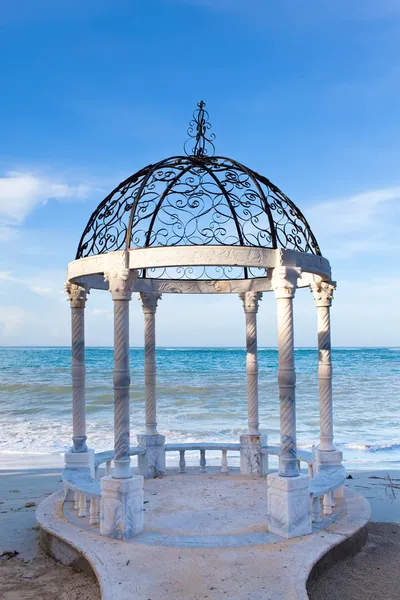 Paviljoen met een uitzicht op de zee — Stockfoto