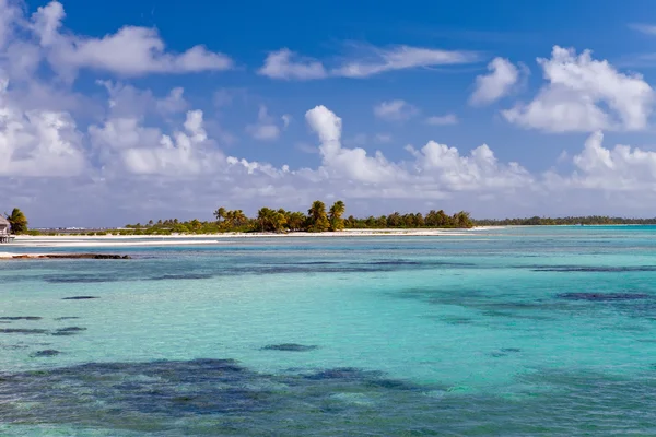 Bekijken op tropisch eiland. Polynesië. — Stockfoto