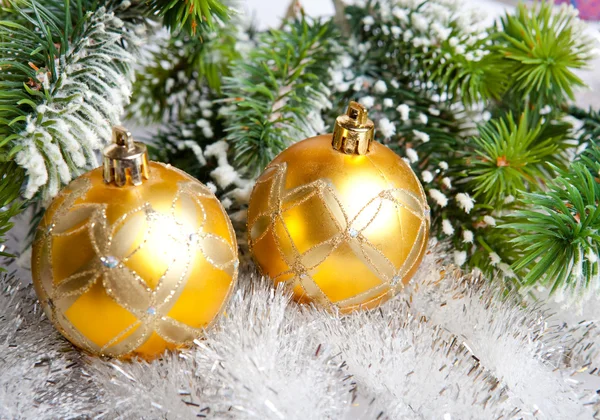 Le palle di anno nuovo e i rami coperti dalla neve di un albero di Natale — Foto Stock