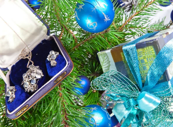 在新年树上放有项链的礼品盒 — 图库照片