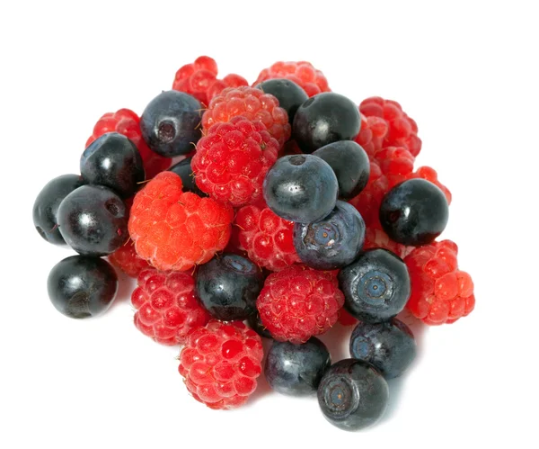 覆盆子和蓝莓在白色背景上的浆果 — 图库照片