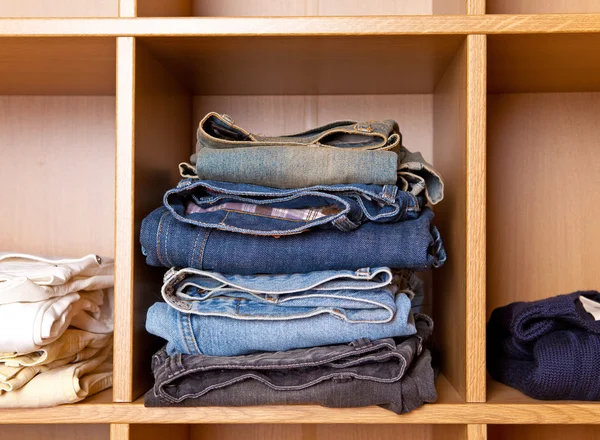 Ezredek a szekrényben a ruhák — Stock Fotó