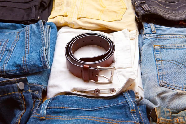 Le pantalon combiné par des pieux et une ceinture — Photo