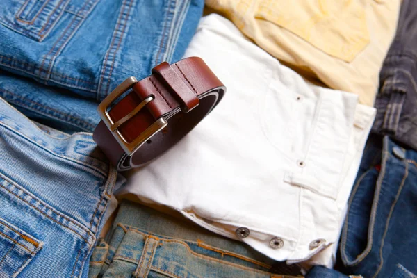 Los pantalones combinados por las pilas y el cinturón —  Fotos de Stock