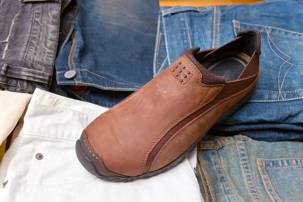 As calças combinadas por pilhas e uma bota — Fotografia de Stock