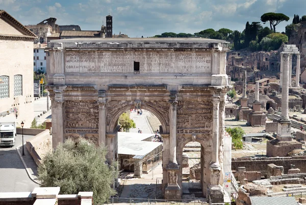 En triumfbåge och forum Romanum, Italien — Stockfoto