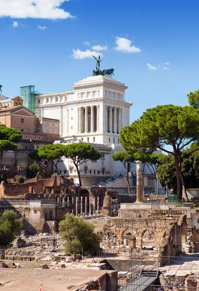 Italien. Rom. Ruinen eines Forums und Vittoriano — Stockfoto