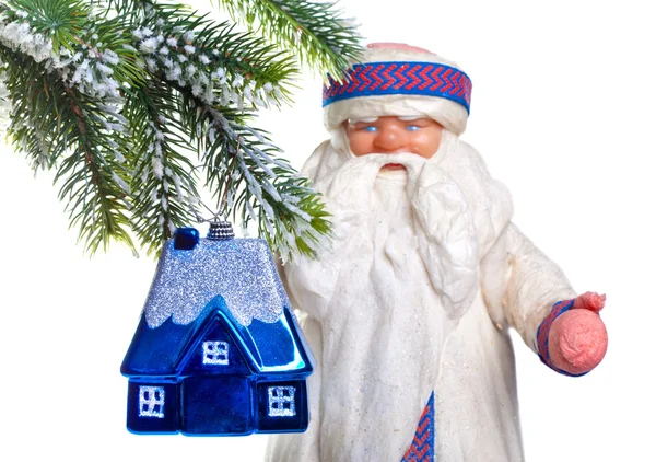 Дед Мороз (Санта-Клаус) и игрушечный домик на меховом дереве - мечта собственного h — стоковое фото