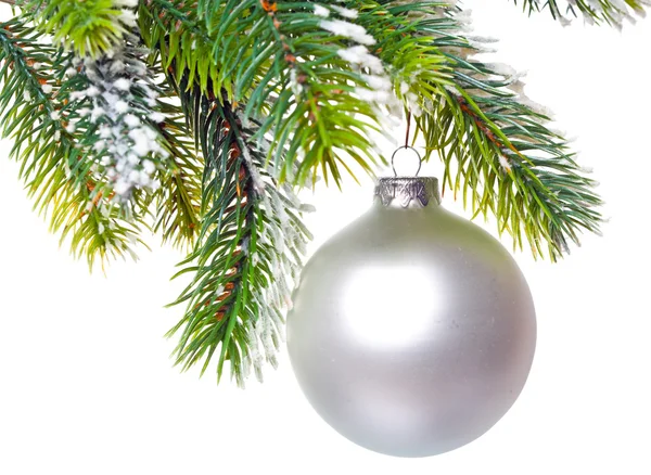 Blanco nacreous cristal bola de Año Nuevo y ramas cubiertas de nieve —  Fotos de Stock