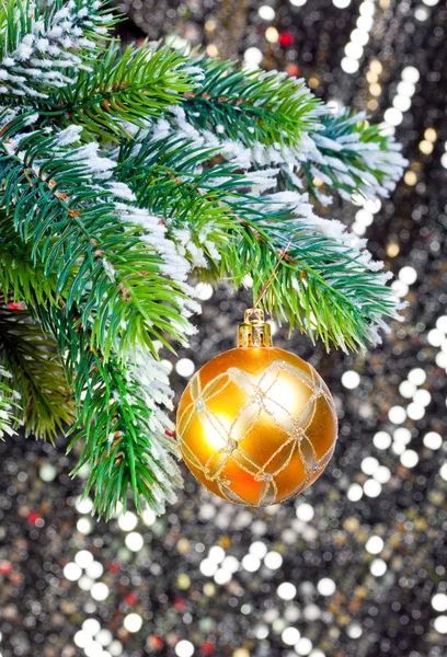 Žlutá koule a zasněženým vánoční stromeček nový rok — Stock fotografie