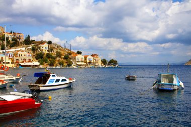 küçük tekneler ve evleri adada symi, Yunanistan