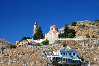 Yunanistan. Dodecanesse. Symi (simi) Adası. kayaların üzerinde renkli evleri.