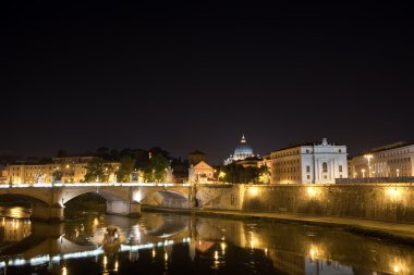 İtalya. Roma. İyi geceler. Köprü vittorio emmanuel tiber üzerinden.