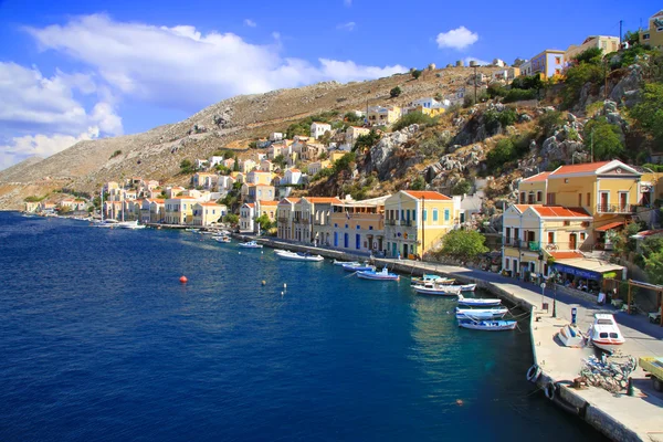 Piccole barche e case sull'isola di Symi, Grecia — Foto Stock