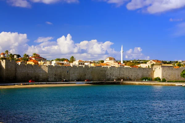 Grecia. Rhodes. Una antigua fortificación alrededor de una ciudad vieja —  Fotos de Stock
