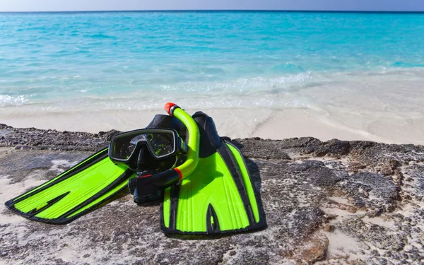 Accessoire voor snorkelen-masker, vinnen, buis-lay op zand — Stockfoto