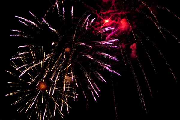 Helles Feuerwerk am Nachthimmel — Stockfoto